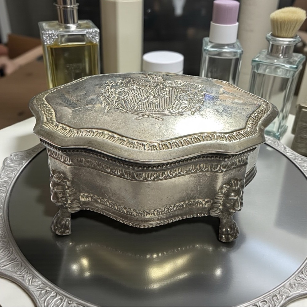 Vintage Lion Crest Jewelry Box w/Lion Claw Feet international Silver Co.